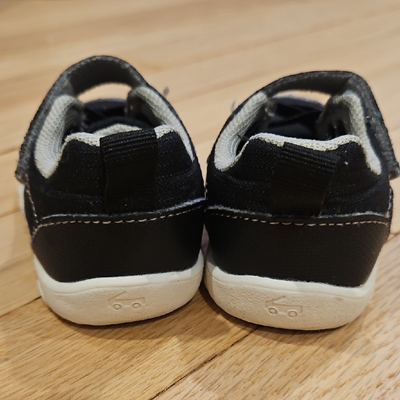 See Kai Run Kids Black Velcro Athletic Shoes size 4 - Picture 4 of 5